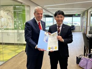 ピレン知事の写真