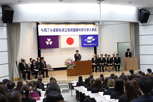 あいさつをする山本知事