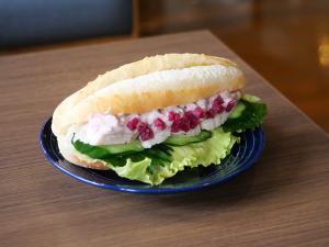 梅タルタルのサラダサンドの写真