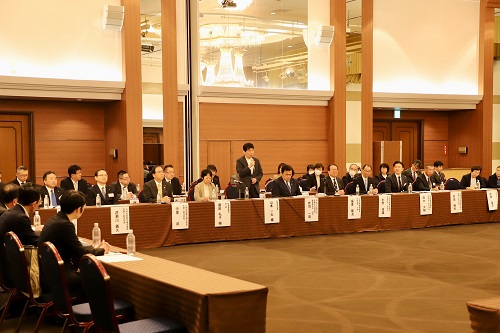 あいさつをする山本知事