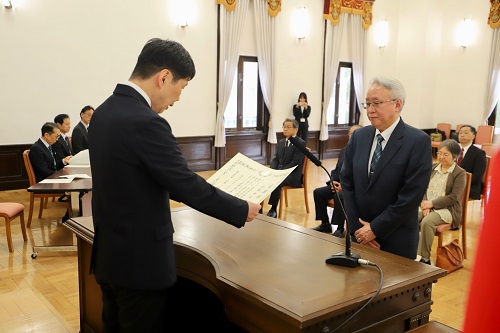 感謝状を授与する山本知事