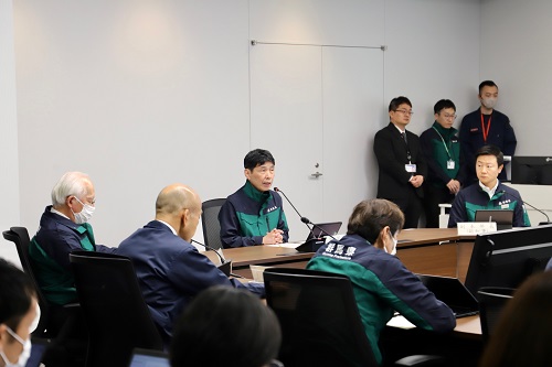 対策本部会議で指揮を執る山本知事