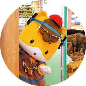 広い館内にわくわくのぐんまちゃんの写真