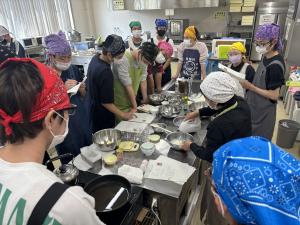 先生の見本作業を見学している様子の写真