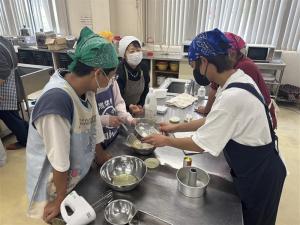 バナナのシフォンケーキを製作中、先生から助言してもらっている様子の写真