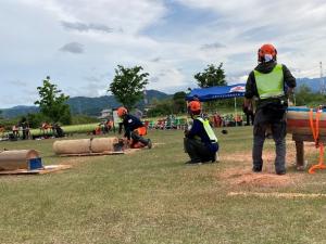 競技の計測を担当する学生の写真