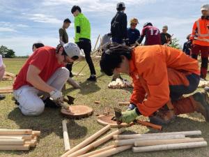 競技の準備をする学生の写真