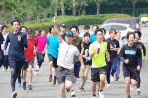 スタート切る学生の写真