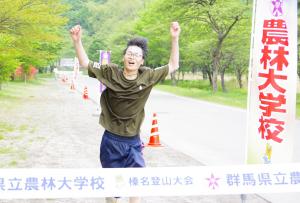 ゴールを切る男子学生の写真