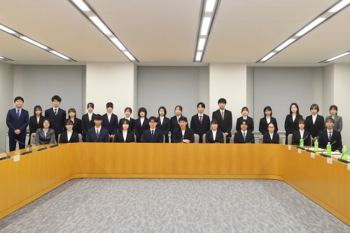 記念写真撮影に臨む山本知事