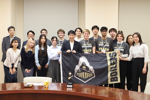 記念写真撮影に臨む山本知事