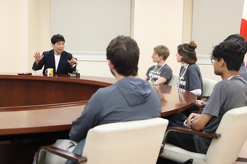 対談をする山本知事