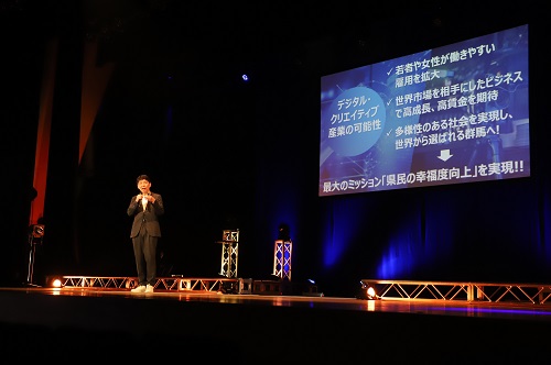 プレゼンをする山本知事