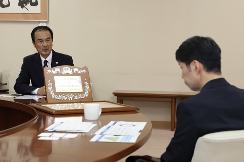 表敬訪問を受ける山本知事
