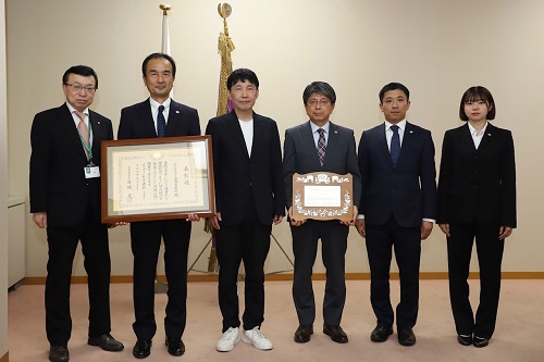 記念写真撮影に臨む山本知事