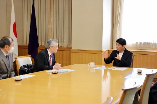 説明を受ける山本知事