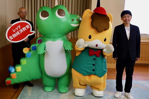 ワニー参事官、ぐんまちゃんと山本知事の記念撮影