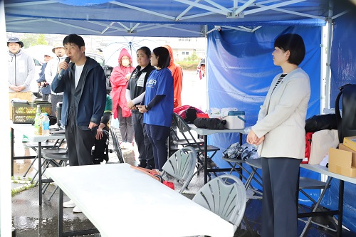 あいさつをする山本知事