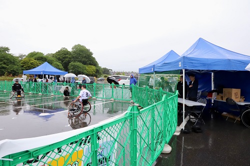 車椅子ソフトボール大会の試合の様子