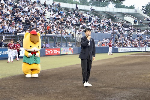 あいさつをする山本知事