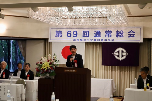 あいさつをする山本知事