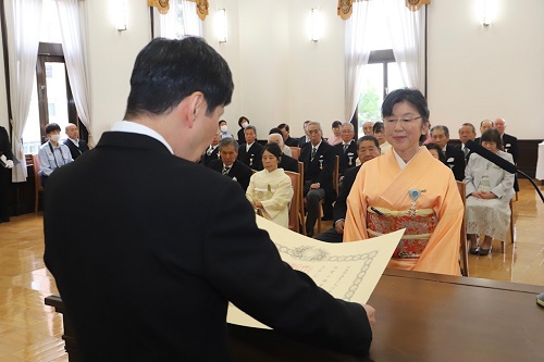 写真：表彰状を授与する山本知事
