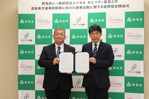 写真：記念撮影する出席者