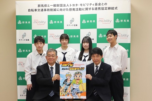 写真：記念撮影する出席者