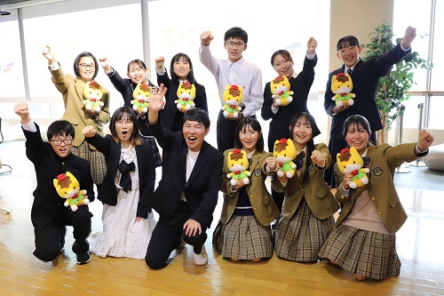 写真：記念撮影する出席者