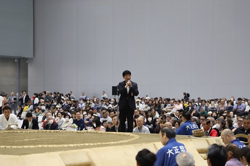 写真：挨拶する山本知事