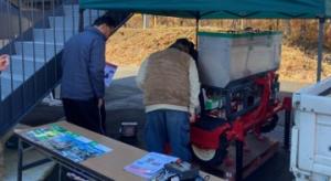 スマート農業機械を見る参加者の写真