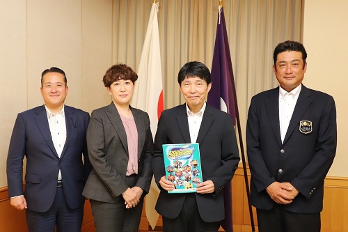 写真：記念撮影する出席者