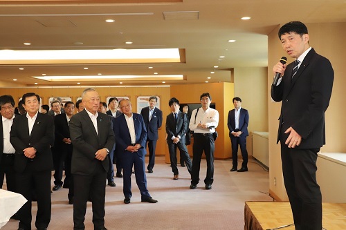 写真：挨拶する山本知事