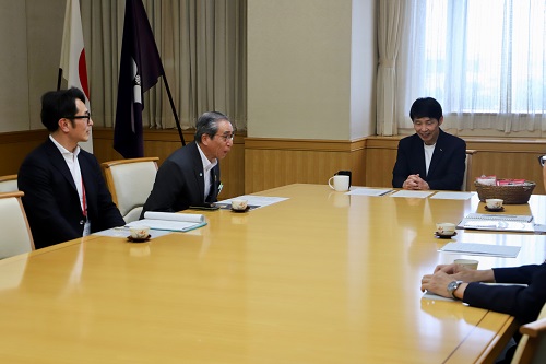 説明を受ける山本知事