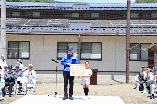 感謝状を授与する山本知事