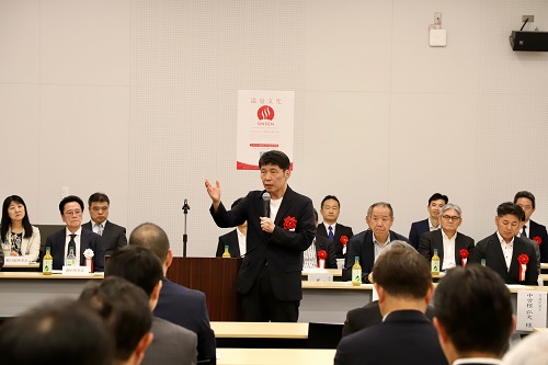 あいさつをする山本知事