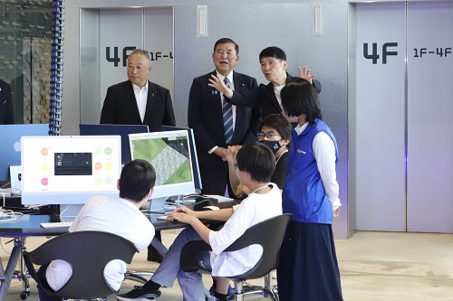 写真：石破総理に説明する山本知事