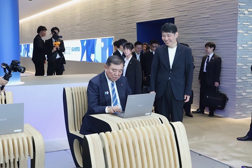写真：設備を体験する石破総理