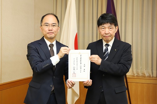 写真：記念撮影する知事と副知事