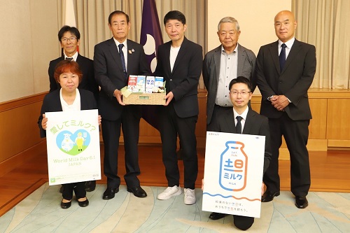 写真：記念撮影する出席者