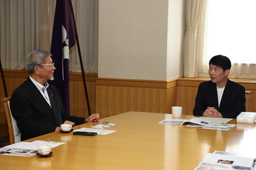 対談をする山本知事