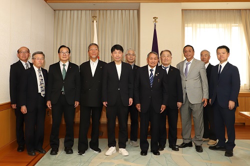 記念写真撮影に臨む山本知事