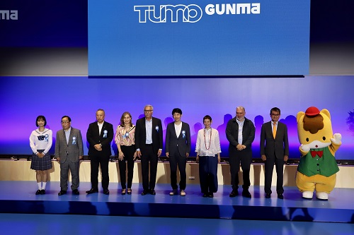 記念写真撮影に臨む山本知事