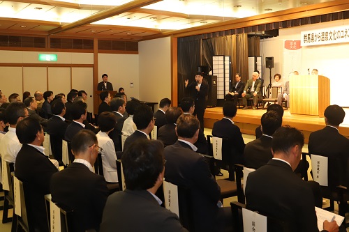 挨拶をする山本知事