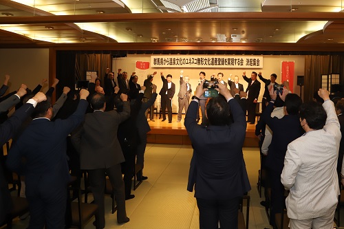 決起集会に臨む山本知事