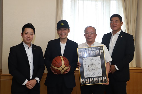 記念写真撮影に臨む山本知事