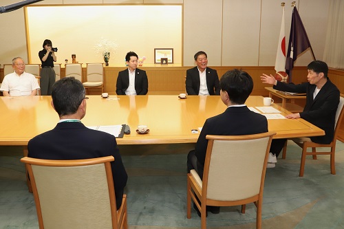 対談をする山本知事