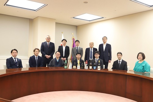 記念写真撮影に臨む山本知事