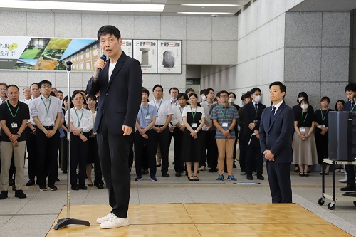 挨拶をする山本知事