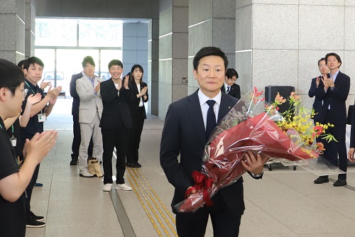 退任式に参加する山本知事